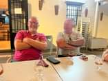 Возможно, это изображение 2 человека и в помещении